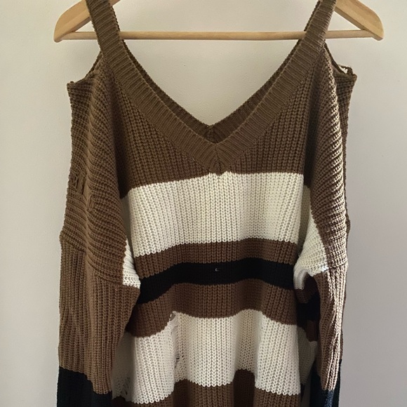 Beautiful Sweater with opening at shoulders - Picture 1 of 4
